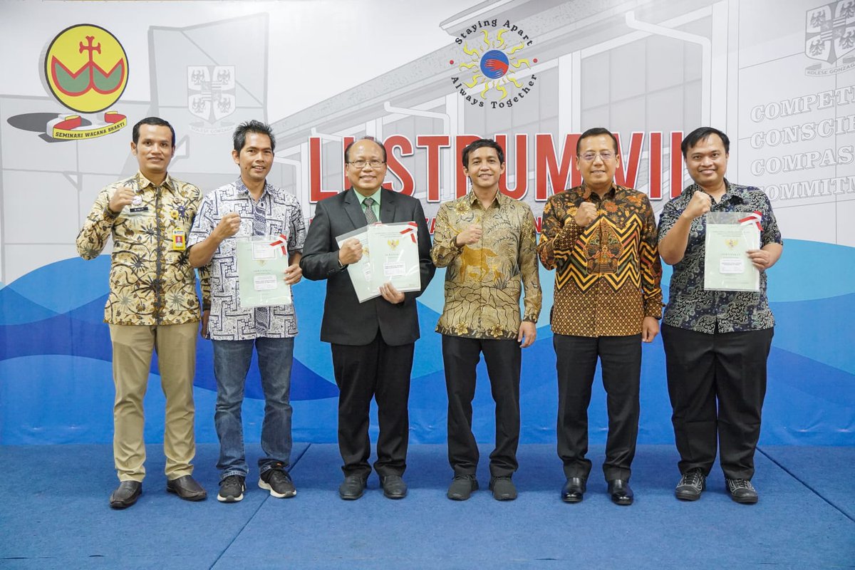 RajaJuliAntoni's tweet photo. 1 sertipikat a.n Gereja Yesus Kristus Tuhan, 2 sertipikat a.n Gereja Misi Injili Indonesia (GMII), dan 1 sertipikat a.n Keuskupan Agung Jakarta. 

Harapan besar supaya sertipikat ini bermanfaat dalam mengarusutamakan “Cinta Kasih” di bumi yang indah dengan keragaman ini. https://t.co/EhpoGBCrn8