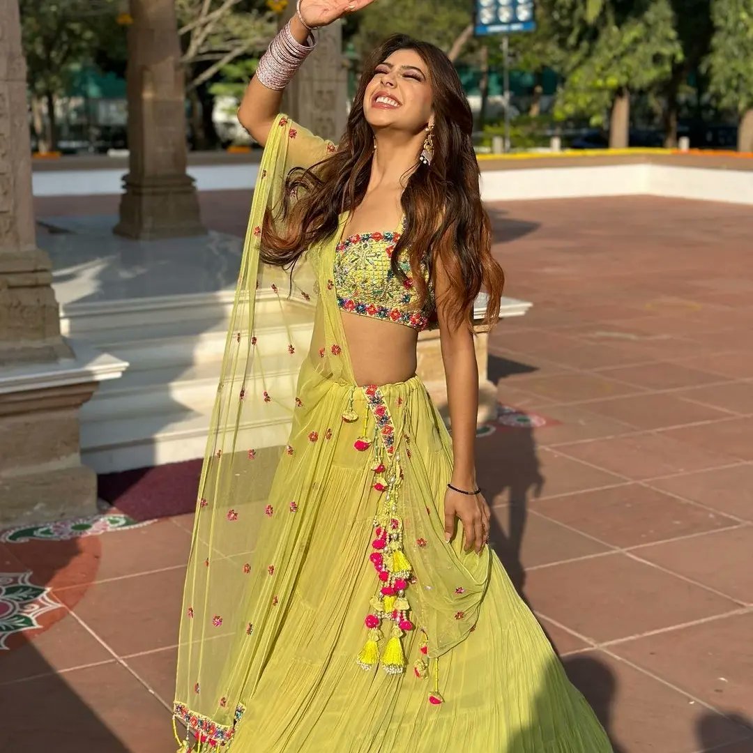 FilmyGupshups's tweet image. What you&apos;re seeing on the screen right now is magic 🤩💫✨
Ain&apos;t Niti Taylor is looking Absolutely Gorgeous in these pictures ❤

#NitiTaylor #NitiTaylorBawa #KYY4OnVoot #KYY4  #KaisiYehYaariaanSeason4 #Filmygupshup