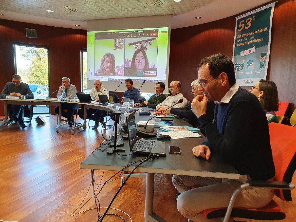Liaison vidéo ce matin, lors du comité syndical de <a href="/trivalis/">Trivalis</a> avec le #Liban et deux de ses représentantes. Les élus ont validé le soutien technique et financier qu'ils apportent à deux municipalités libanaises en matière de #déchets. <a href="/DepVendee/">Département Vendée</a> en aide au Liban.
