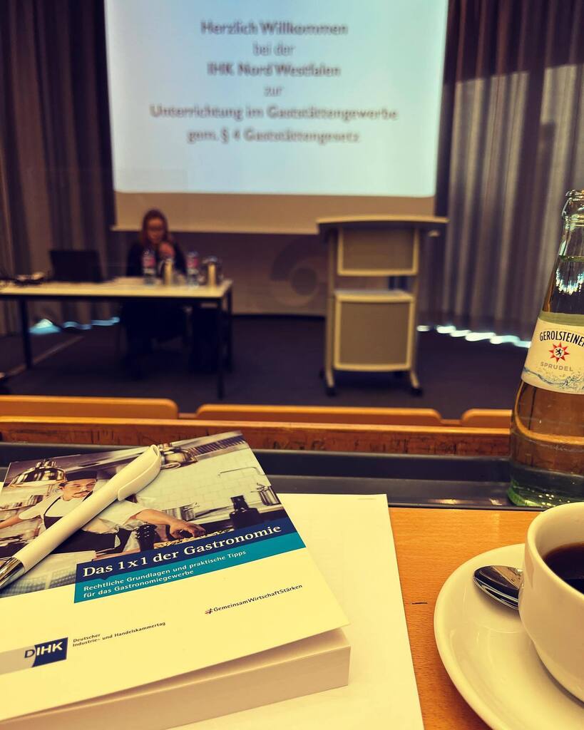 stendric_cc's tweet photo. Langsam geht’s los. 🤩

#scumbar #ratsdeele #aufzuneuenufern #gehmirausdemwechoderichschneiddirdurch #dudeckschrubba  #groggroggrog https://t.co/iStFpHV9N4