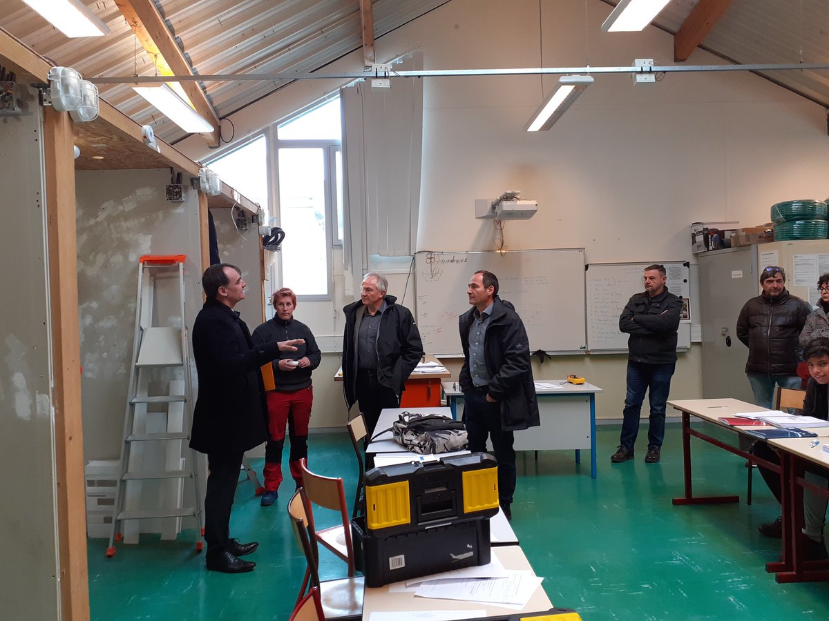 [Cité de l’emploi]
🤝M. le préfet est allé à la rencontre des stagiaires engagés dans le « Diplôme en Amont de la Qualification » au Lycée Diderot.
👉Un suivi individualisé pour une insertion professionnelle réussie
<a href="/ARIQBTPBFC/">ARIQ BTP BFC</a>  <a href="/Departement_90/">Département du Territoire de Belfort</a> <a href="/CAPEB/">CapeBreton</a> <a href="/AFPA_BFC/">AFPA BFC</a>