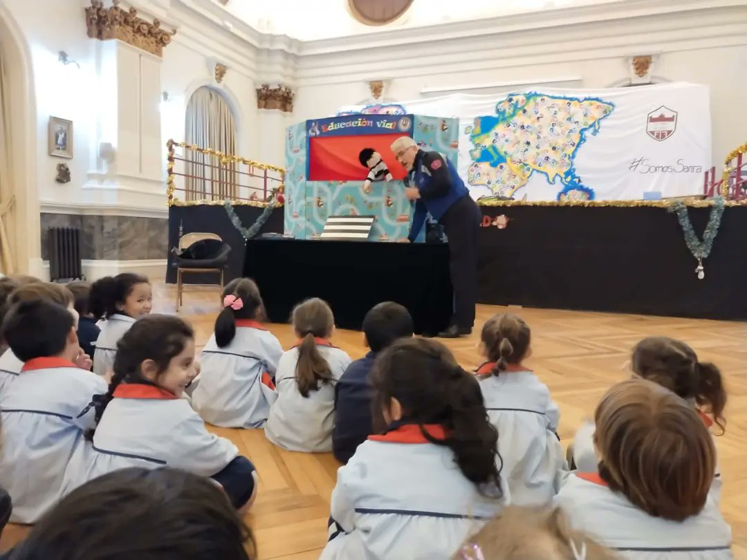 A los alumnos/as de 4 y 5 años hoy nos ha visitado <a href="/policiademadrid/">Policía Municipal de Madrid</a> 👩🏻‍✈️👨🏻‍✈️. Hemos conocido a Cebralín y nos ha explicado la importancia de cumplir las normas de Educación Vial 🚦#colegiosanramonysanantonio #SomosSanra
