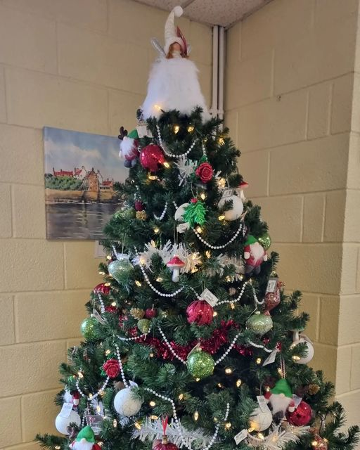 DGCScarb's tweet image. 50% OFF SELECTED CHRISTMAS PRODUCTS 
13th-24th Dec (or while stocks last) Includes Baubles, Crackers, Artificial Wreaths, Tinsel, Garlands, Christmas Lights &amp;amp; More! Exclusions apply: see  in store for details. #Christmas #GardenCentre  #FamilyBusiness #Scarborough #NorthYorkshire