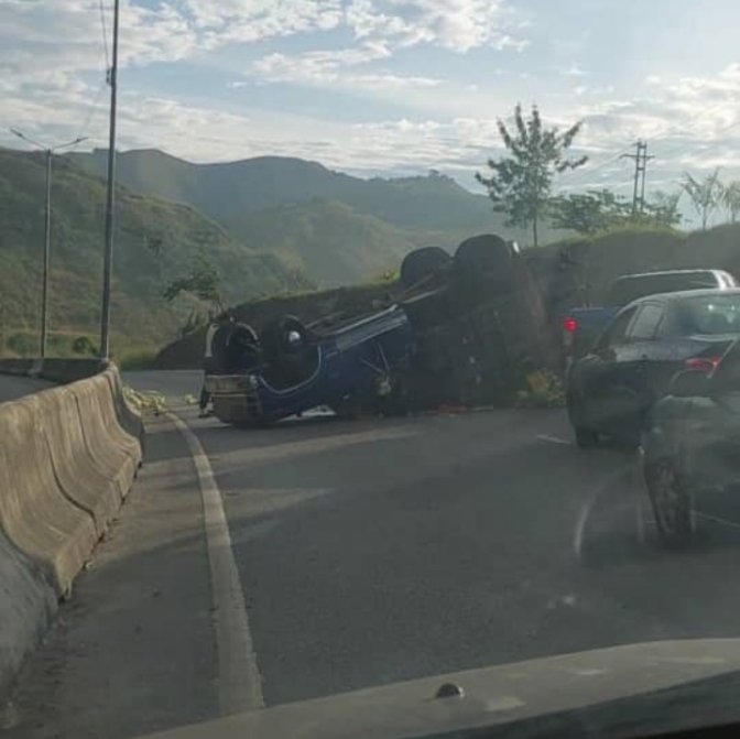 FMCENTER's tweet photo. Autopista Francisco de Miranda - Camión volcado a la altura de #Bonanza, en la entrada hacia los #VallesdelTuy, se genera cola para la hora. 08:30a.m #TrafficCenter

Vía - @Traffic_Mix

https://t.co/qYTRo20BJD