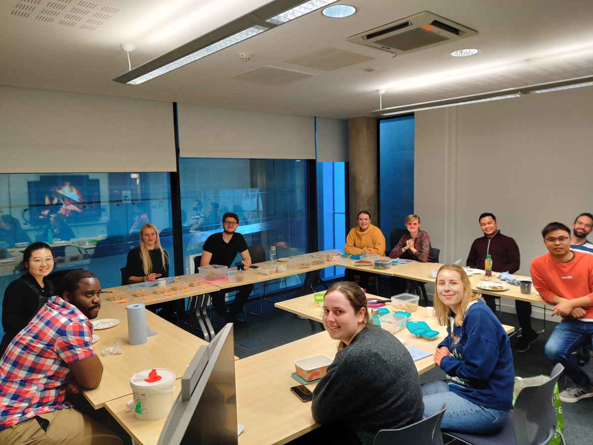 Todd and Lee-Smith Lab Food Day! 🍕🧁🍜🥨🍣Lots of delectable traditional dishes! Nom nom. Well done guys! 🇬🇧🇪🇸🇰🇪🇨🇳🇷🇴🇵🇭🇭🇺🇧🇩