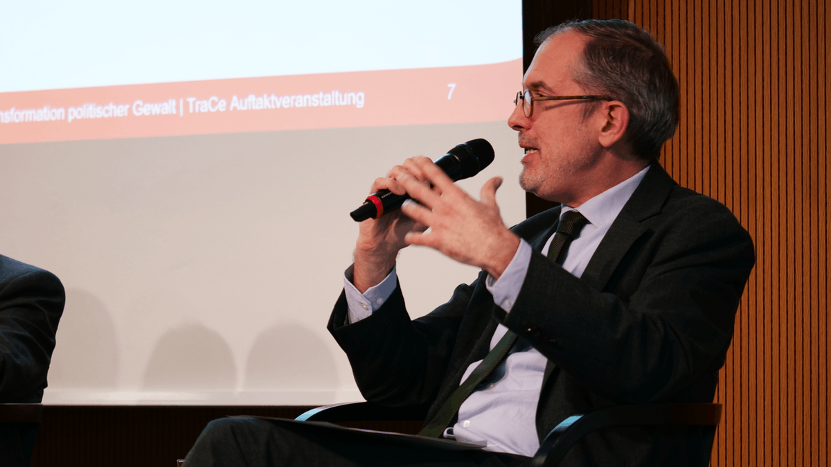 TraCe_Violence's tweet photo. Integrierte Sicherheit stehe im Mittelpunkt der #NationaleSicherheitsstrategie, betont @AndreasvBrandt aus dem @AuswaertigesAmt. Verschiedene Problembereiche wie Energie, Cyberraum oder Klimakrise werden vernetzt & unter dem Aspekt der Sicherheitspolitik gedacht. #TraCeKickOff https://t.co/Y22aoMQmWp