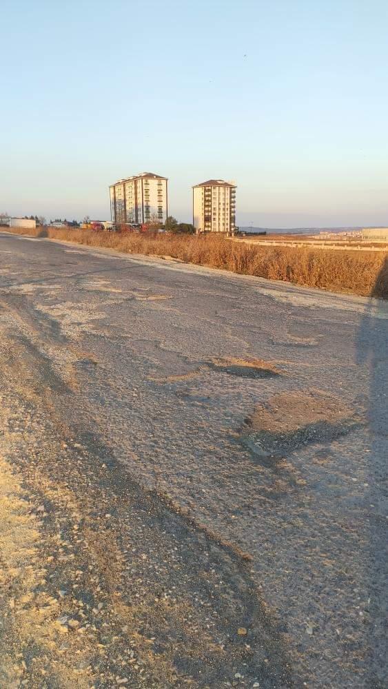 Emreso's tweet photo. Merhaba, yollarımız çok kötü ve bakımsız. Silivri Mimar Sinan mah. Mürvet sokak çevresi Elmas sitesi. Araçlarda maddi hasar oluşuyor. Belediyeden dönüş alamadık, imza toplandı. Yardımınızı rica ediyoruz. @istanbulbld @ekrem_imamoglu @SilivriBel @BBvolkanyilmaz @ozibbbeyazmasa https://t.co/F7ZMftUTnn