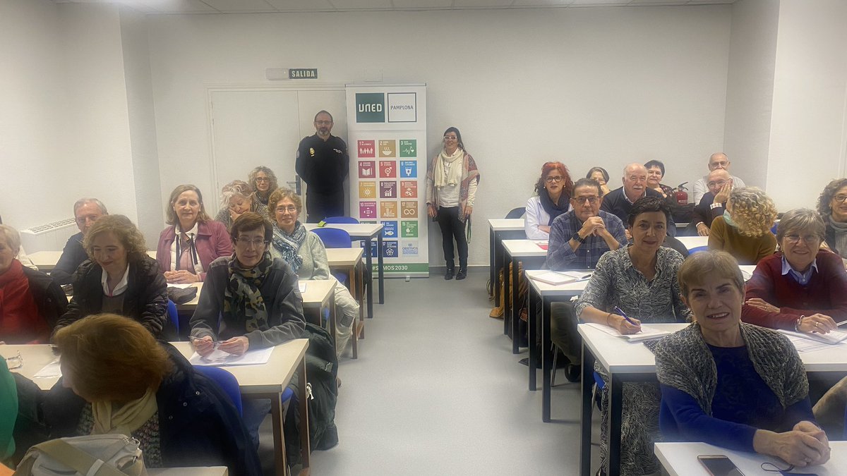unedpamplona's tweet photo. Programa UNED Sénior. 

Con la presencia en la asignatura “Derecho en nuestras vidas” de Sergio SanVicente, inspector de @policia que ha hablado sobre la Policía Nacional, en misiones internacionales. 

#UNED50 https://t.co/IyUg4ecyCv