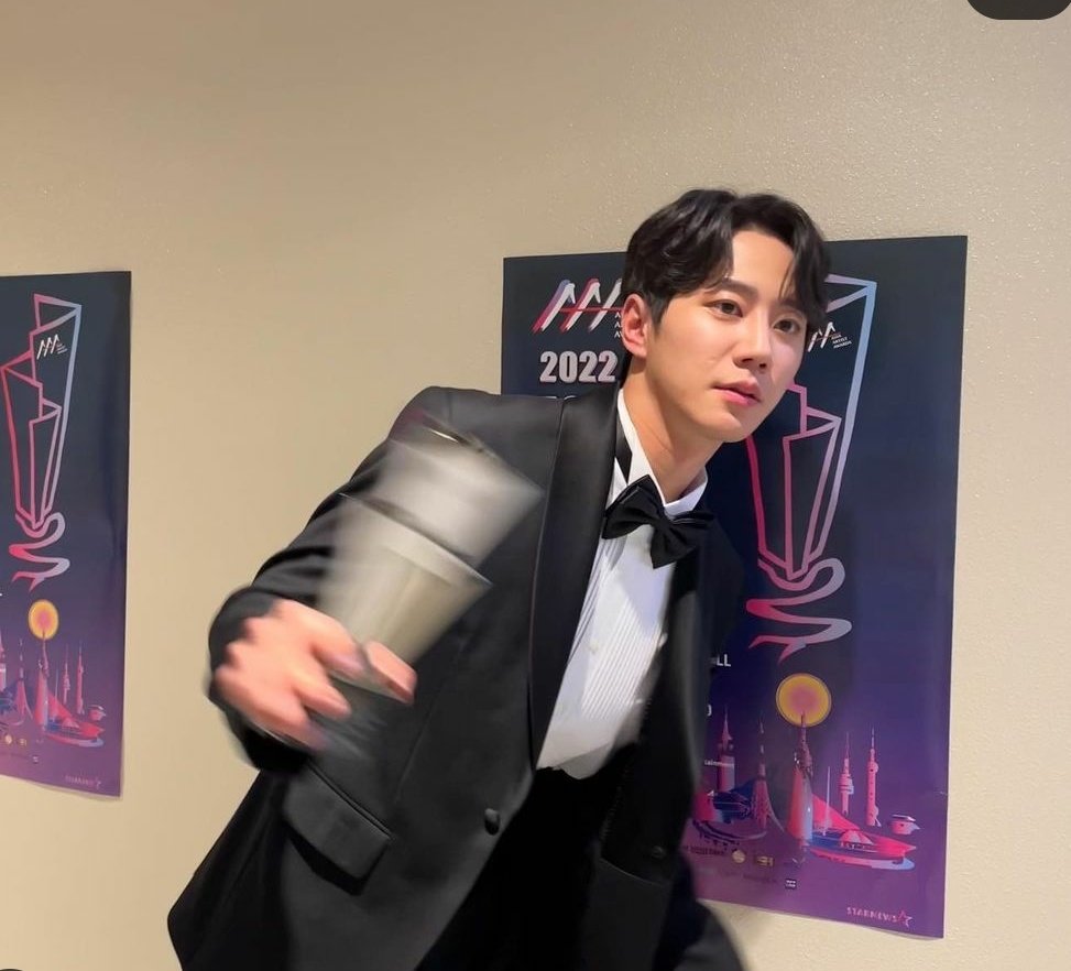 CONGRATULATIONS JUNYOUNG🐶 for winning awards at AAA two years on a row 🔥

'Best Choice Actor'       'Best Actor' 
     #2021AAA                   #2022AAA

🥹🥹
#LEEJUNYOUNG #이준영 
#LoveandLeashes
#MayIHelpYou