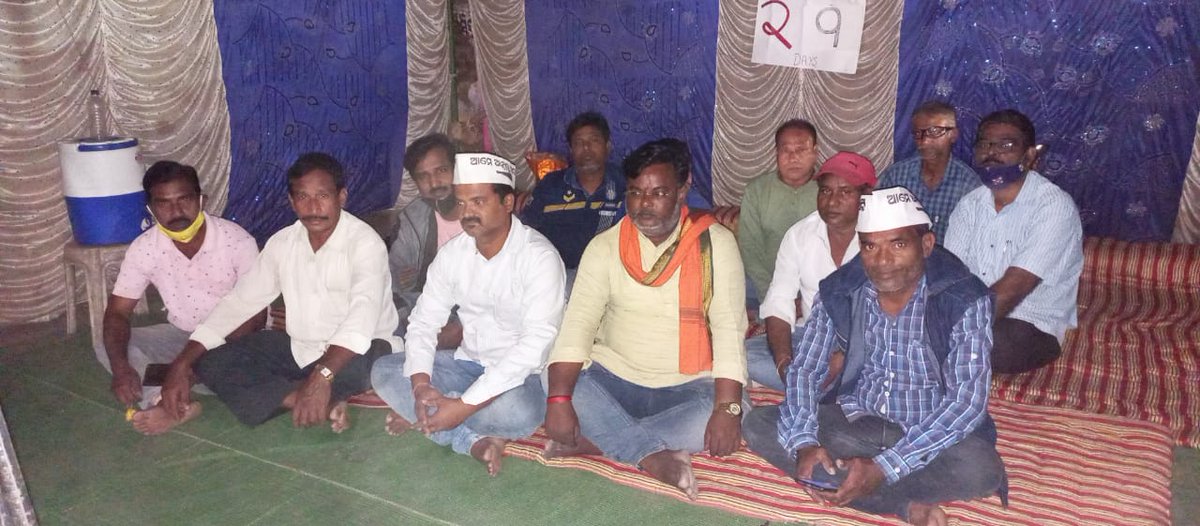 LaxmipandaKld's tweet photo. 29days long protest by the displaced shopkeepers union, Bhawanipatna in front of Bhawanipatna Municipality, Kalahandi Dist. @KldUlb_Bhpatna @KldSC_BhPatna @DmKalahandi Kindly resolve the issue @pradiptanaikbjp @SujeetKOfficial @basantpandabjp @MoSarkar5T @SecyChief @CMO_Odisha https://t.co/hO28HZ5Bf8