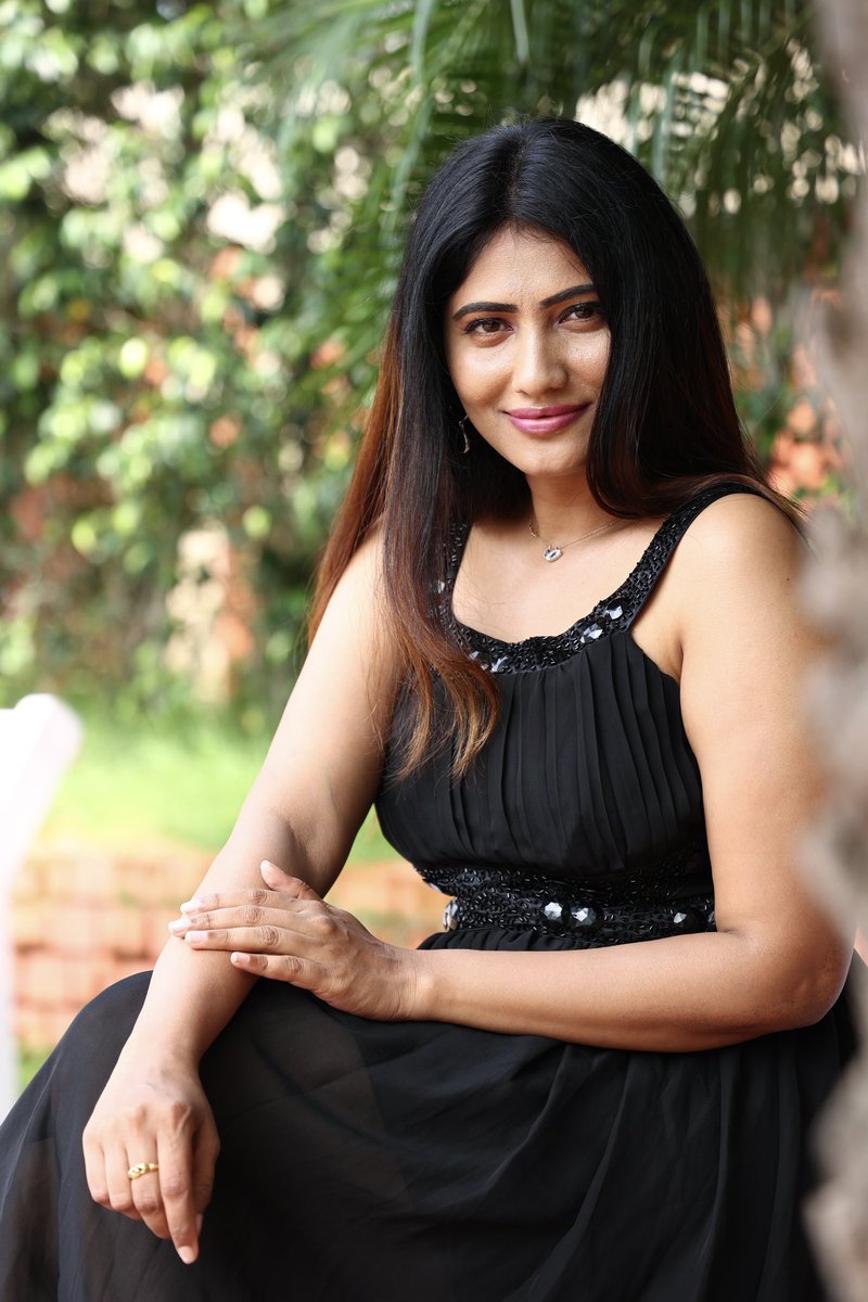 iMariaJuliana's tweet photo. Back in Black 🖤🖤🖤  
P C : Credit
@stevenaj14 
@abinesh_annadurai  
#julie #juliebiggboss #mariajuliana #jollywithjulie #Trending https://t.co/LWOVNGwWfW
