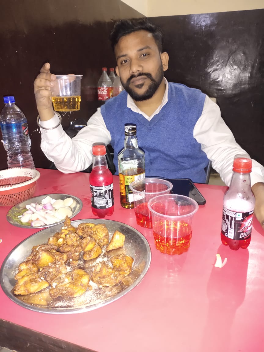 RawBeatsMusicP3's tweet photo. Celebration time after 1k Views on my video #ChotisiAchievement https://t.co/5alJDE50J4