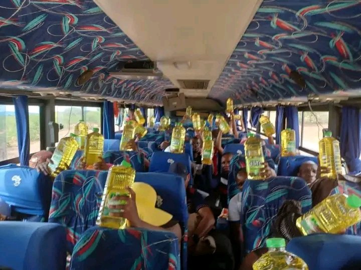 TsakaneSimon's tweet photo. So no one will talk about this issue...free cooking oil issued to National foreigners whilst 'us' South Africans buy 2Litre cooking with R150 .How corrupt is the system!? https://t.co/HEVxUoMtNf
