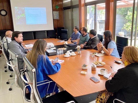 🔶 Javier Muñoz, decano de la Facultad de #IngenieríaUTalca, se reunió con la directora de Corfo Maule, Paulina Campos, en compañía de sus respectivos equipos, para conversar acerca de futuros proyectos y colaboraciones en torno al tema de #HidrógenoVerde en la región 🔋⚡️⚡️