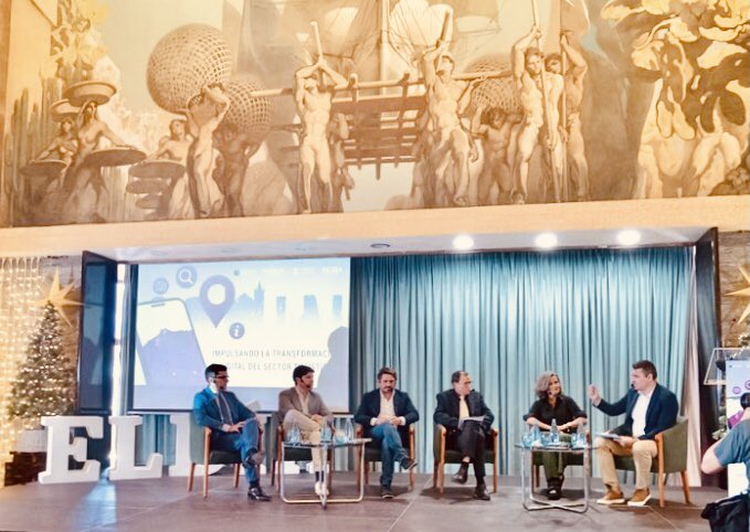 ACAVyT__'s tweet photo. Hoy en la jornada de #digitalización en el sector turístico, organizado por @eldiatenerife nuestro presidente David Déniz en el  debate con Jorge Marichal, pte. de @Ashotel y @CEHATes, con Lola Rguez. Azero @Turisfera; Raúl Dguez #Maarlab y Pedro Carreño, Asoc. Turismo Rural https://t.co/J3pXZWq7TC