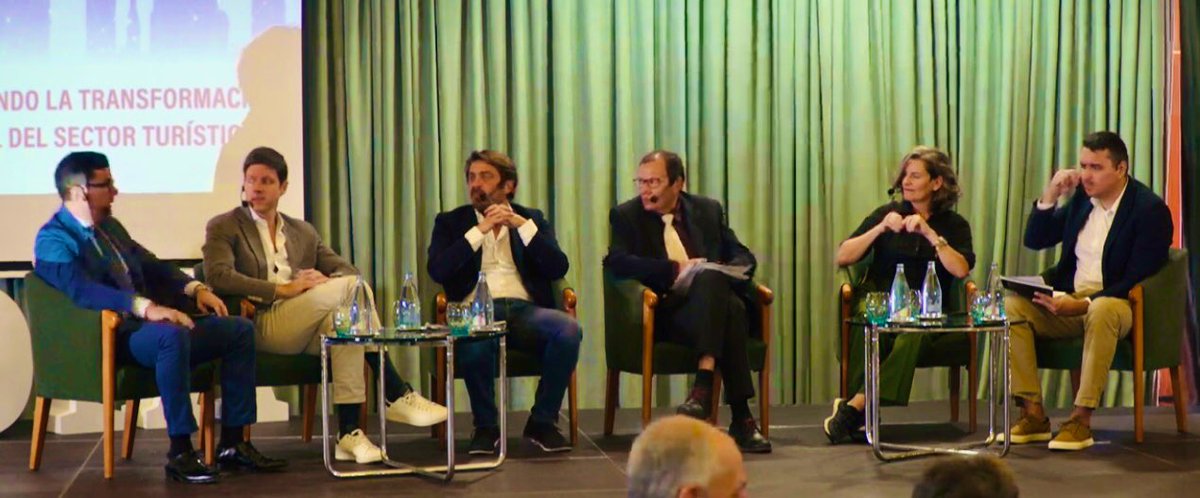 ACAVyT__'s tweet photo. Hoy en la jornada de #digitalización en el sector turístico, organizado por @eldiatenerife nuestro presidente David Déniz en el  debate con Jorge Marichal, pte. de @Ashotel y @CEHATes, con Lola Rguez. Azero @Turisfera; Raúl Dguez #Maarlab y Pedro Carreño, Asoc. Turismo Rural https://t.co/J3pXZWq7TC