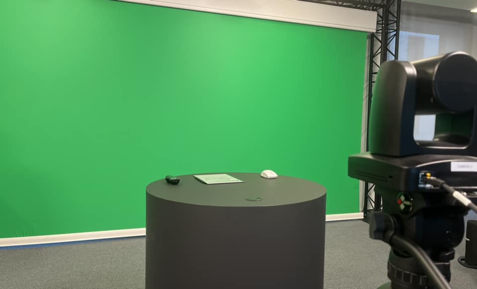 We zijn stilaan klaar voor de Poolstok #Community ‘dataspiegeltje aan de wand, wat is er met #hybridewerken nu écht aan de hand?’ met Patrick Viaene (Microsoft), <a href="/bcaessens/">Bernie Caessens</a> en <a href="/vincentvm/">Vincent Van Malderen</a> (<a href="/Poolstok_/">Poolstok</a> ). We starten om 14u. Tot zo?🤗 
#datadriven #hr