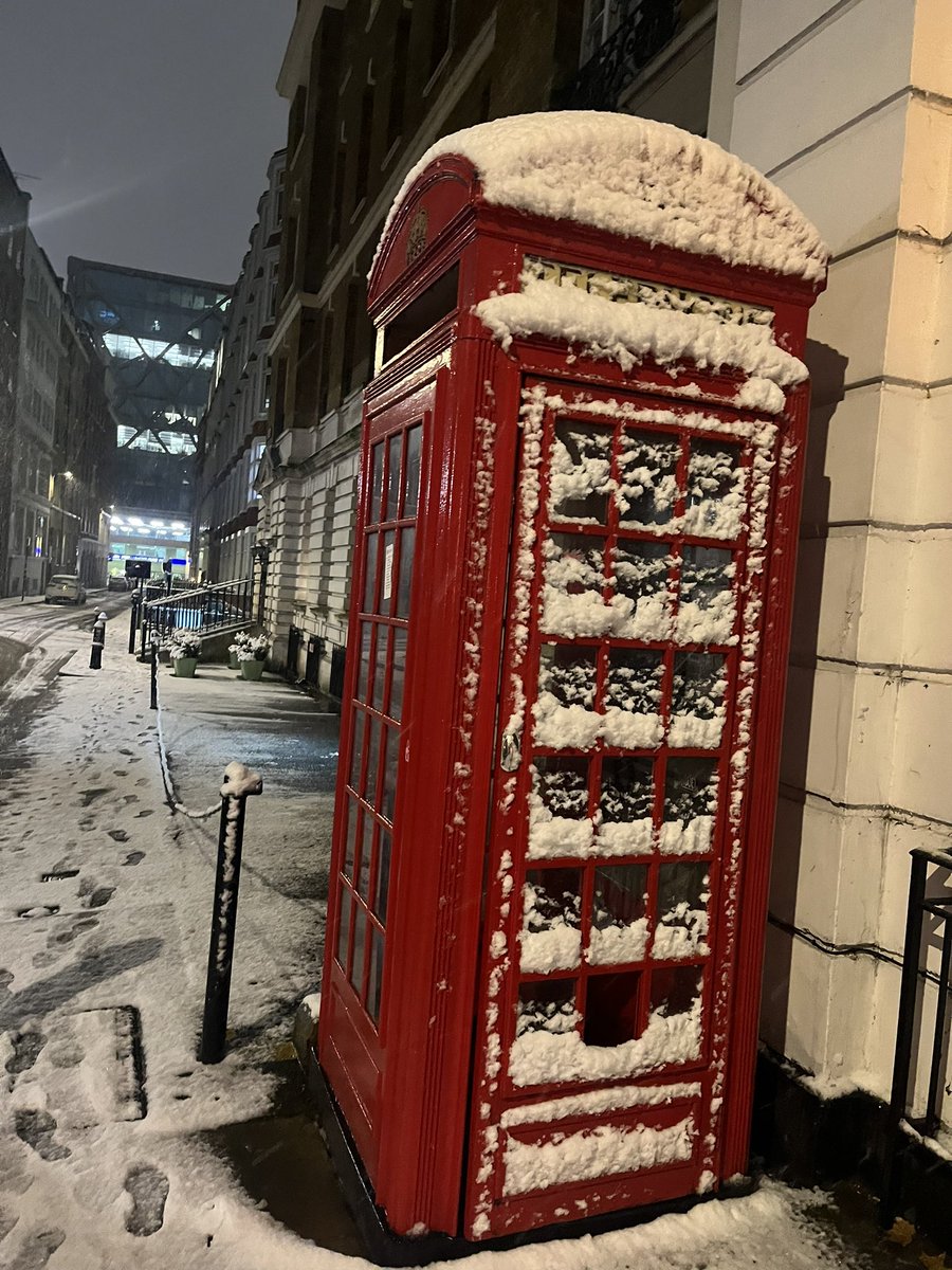 NadiaSaint's tweet photo. 🇬🇧 St. Paul’s in the snow ❄️ #londonsnow https://t.co/YIKHqBHsEb