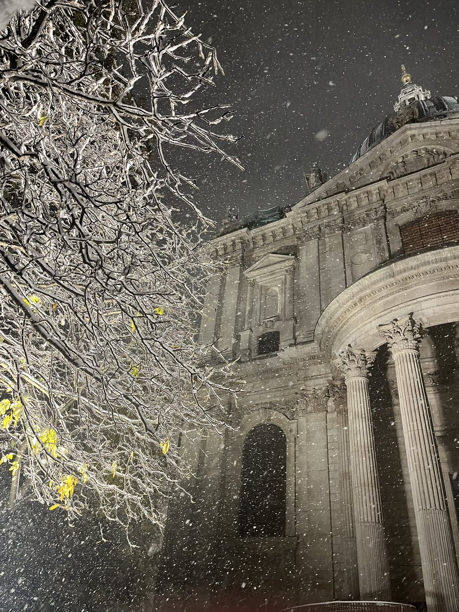 NadiaSaint's tweet photo. 🇬🇧 St. Paul’s in the snow ❄️ #londonsnow https://t.co/YIKHqBHsEb