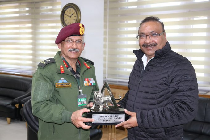 stylishvision's tweet photo. Maj Gen Neeraj Gosain, GOC, TigerDivision calls on DG 
JmuKmrPolice
 Shri Dilbag Singh, at Police Headquarters, Jammu. The DGP &amp; the GOC discussed various important issues relating to the overall security scenario in Jammu city &amp; its peripheral areas. https://t.co/sfkmDaDsKF
