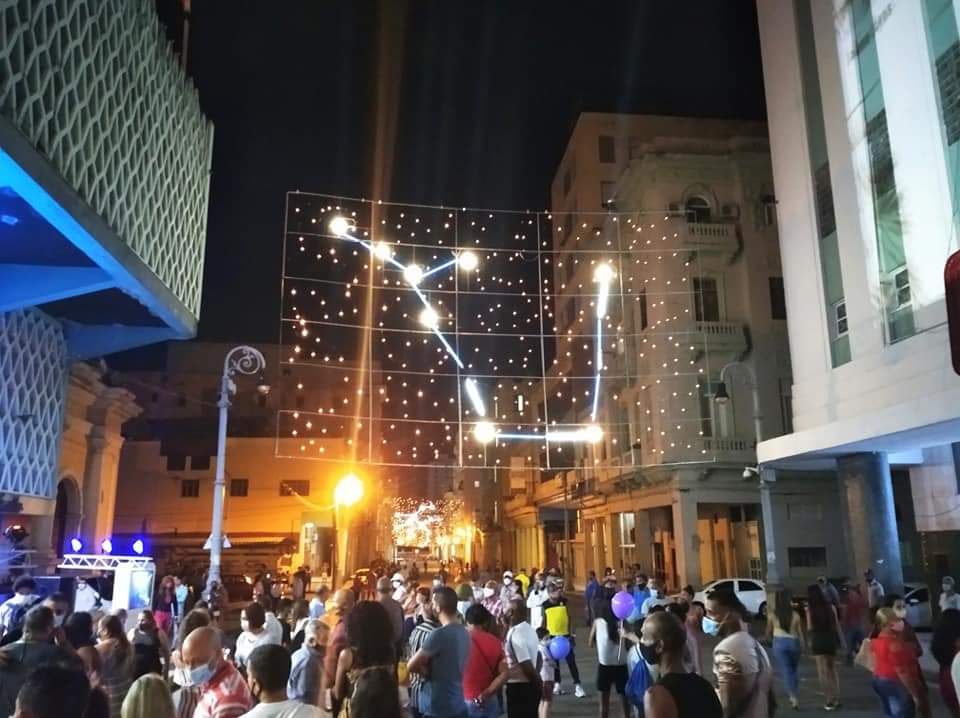 GHNordelo5's tweet photo. Habaneros disfrutan de múltiples ofertas (culturales, gastronómicas, recreativas...) como parte del proyecto Avenida Italia, en esa céntrica vía de la capital (también conocida como Galiano). #Cuba #CDRCuba #SomosDelBarrio #SoyCederista #AvenidaItalia https://t.co/2ae65NeeGx