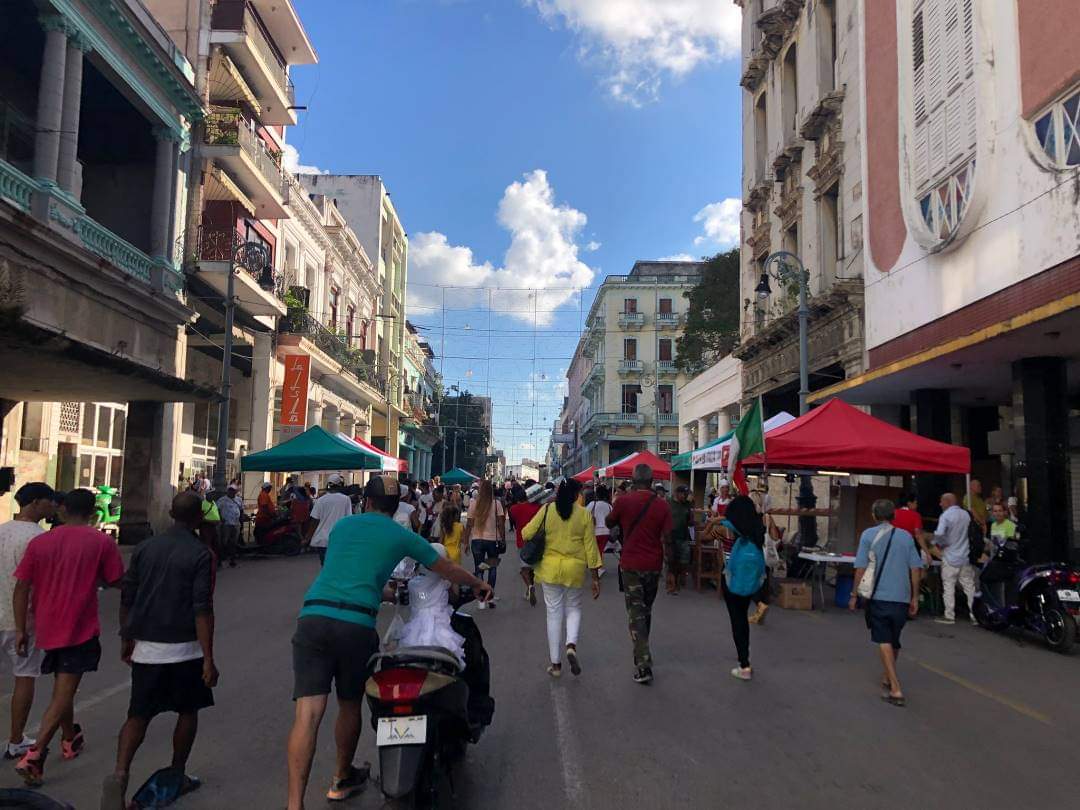 GHNordelo5's tweet photo. Habaneros disfrutan de múltiples ofertas (culturales, gastronómicas, recreativas...) como parte del proyecto Avenida Italia, en esa céntrica vía de la capital (también conocida como Galiano). #Cuba #CDRCuba #SomosDelBarrio #SoyCederista #AvenidaItalia https://t.co/2ae65NeeGx