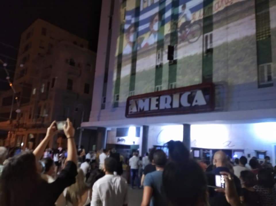 Habaneros disfrutan de múltiples ofertas (culturales, gastronómicas, recreativas...) como parte del proyecto Avenida Italia, en esa céntrica vía de la capital (también conocida como Galiano). #Cuba #CDRCuba #SomosDelBarrio #SoyCederista #AvenidaItalia