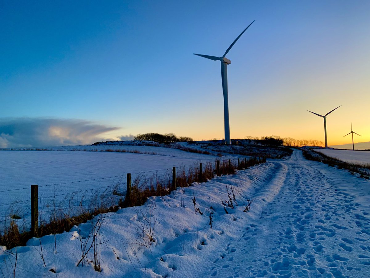 A balmy -8 this morning walking near the wind turbines at ⁦<a href="/mackiesscotland/">Mackie's Of Scotland</a>⁩ with more snow clouds on the horizon. Don’t you just love ⁦<a href="/visitabdn/">VisitAbdn</a>⁩