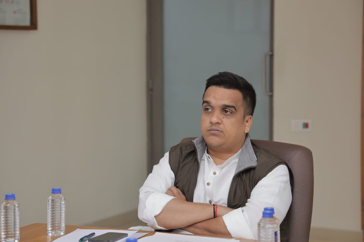 "ડિજિટલ ઇન્ડિયા, ડિજિટલ ગુજરાત"

પોલીસ વિભાગની કાર્ય પદ્ધતિને ડિજિટલ કરવાની દિશામાં આજરોજ સ્વર્ણિમ સંકુલ-૨ સ્થિત મારા કાર્યાલય ખાતે "ઇ-ચલણ"ના અમલીકરણ સંદર્ભે પોલીસ વિભાગના ઉચ્ચ અધિકારીઓ સાથે બેઠક કરીને વિગતવાર ચર્ચા હાથ ધરી.