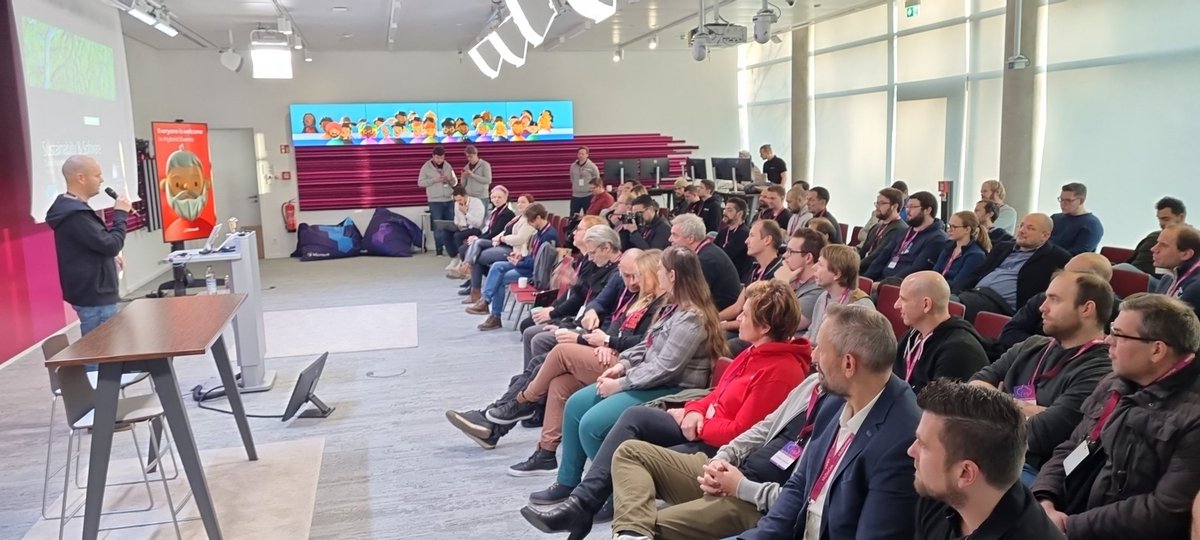 azdevcom's tweet image. 📢We are startet!
#AzDevCom @DanielMeixner #KeyNote #aCommunityRocks