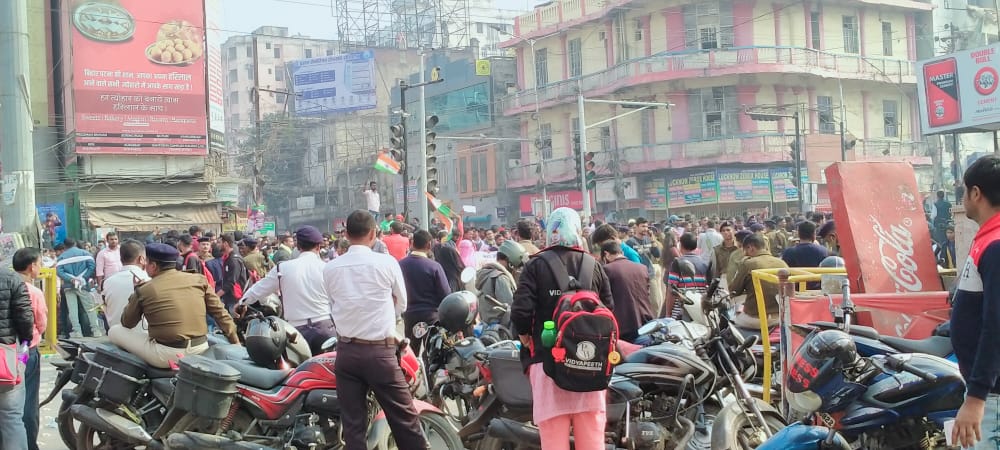 MosawwirRahi3's tweet photo. #7वींचरण के शिक्षक अभ्यर्थियों ने डाकबंगला चौराहा को जामकर सड़क पे सो गया है सिर्फ यही कहना है कि जल्द #7thphase1to8 कि विज्ञप्ति जारी करे सरकार @NitishKumar @yadavtejashwi @ProfShekharRJD https://t.co/OLAgmalqLU