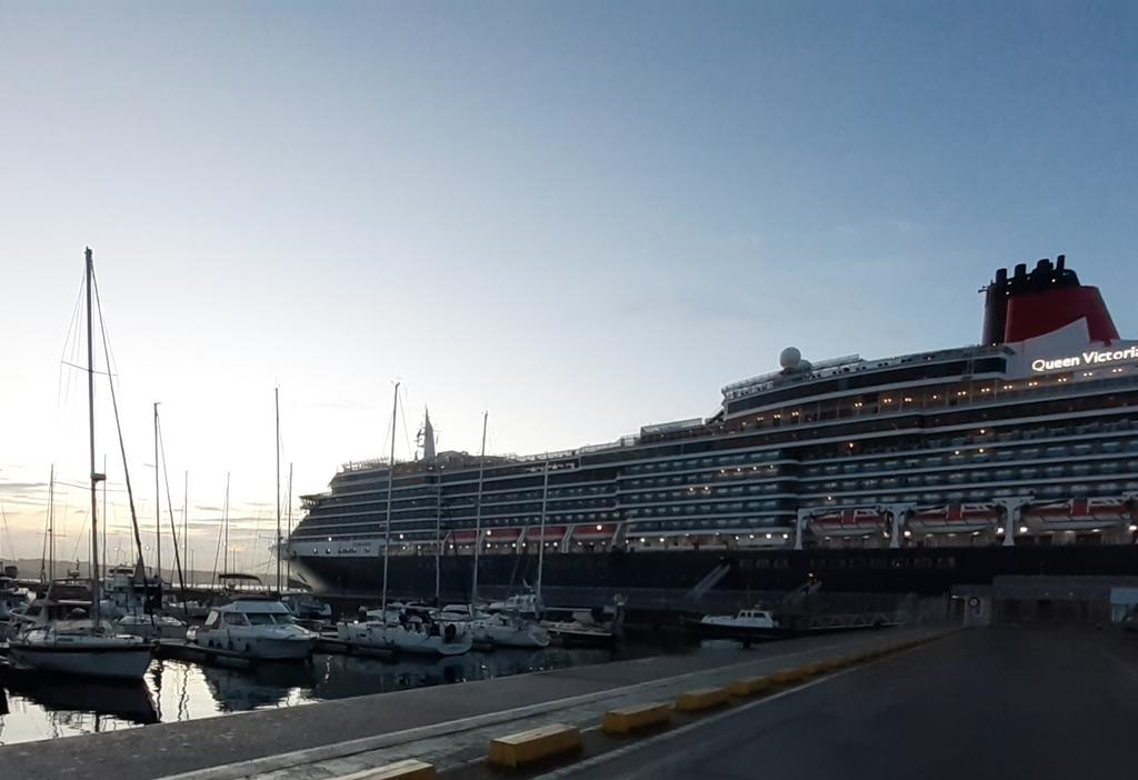 samantagcarro's tweet photo. Despierta el día en el @PuertoACoruna con la llegada de una reina. #QueenVictoria de @cunardline 
Welcome all, enjoy the visit! https://t.co/SuEHqzn4WA