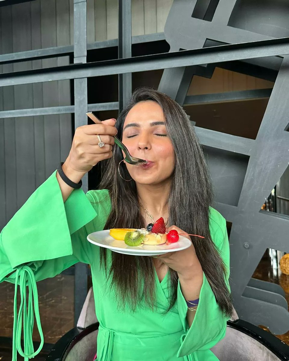 UrbanAsian's tweet photo. When you are foodie and can't hold yoursf back...😍😍😍
@jasminbhasin enjoying her holiday

#JasminBhasin 
#Jasly #beautifuldiva #Hotdiva #sexydiva #bollywood #southasian #urbanasian https://t.co/9eNUxKICwJ
