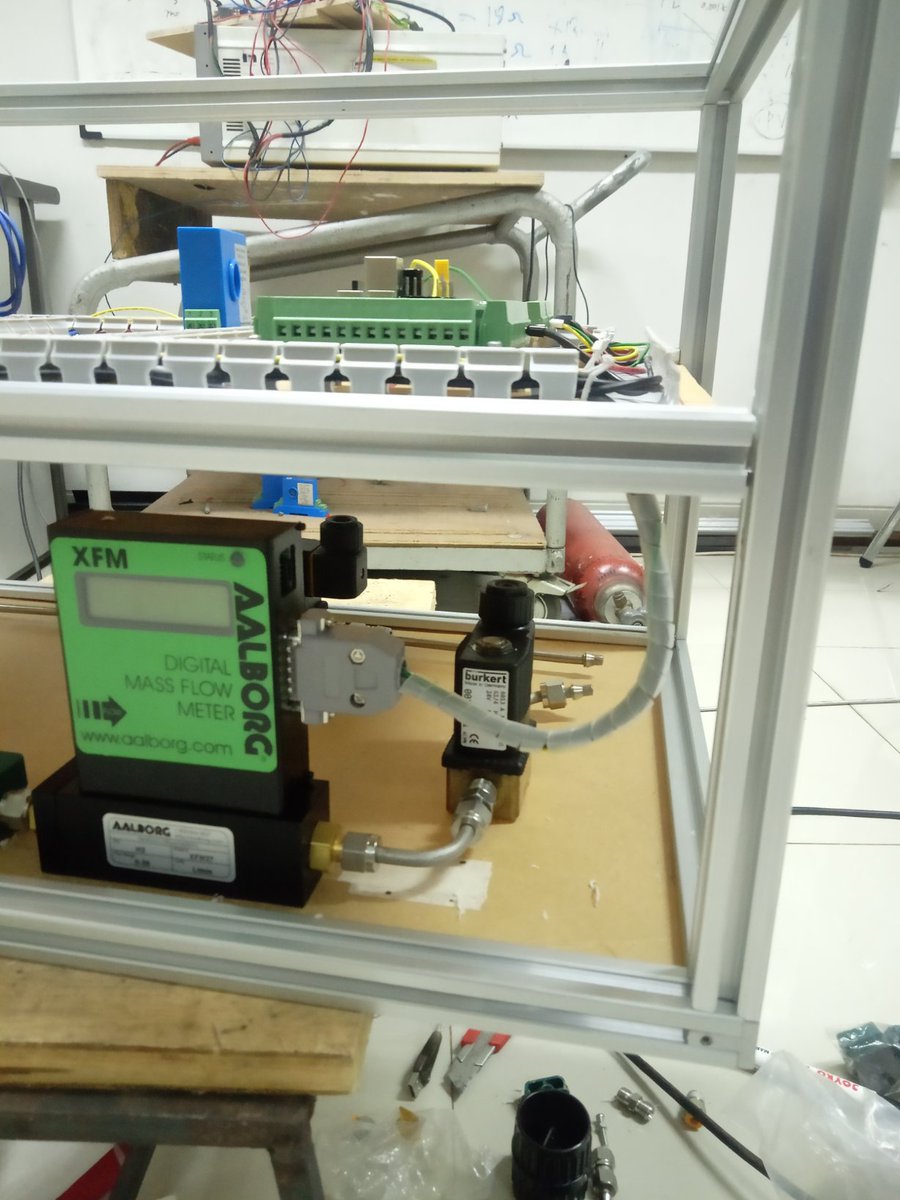 ainpoenya's tweet photo. Hai #twitter ingatkan saya nanti bahwa diphoto ini saya lembur dilab ya. 
#hydrogen flow meter, and control feed. https://t.co/Eh2R0k8rPZ