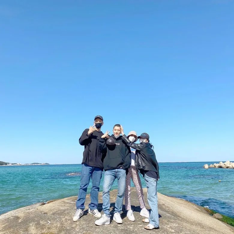 fallthenbloom's tweet photo. Buat exol yg bilang bangtan plagiat:

Kayanya emg udh tradisi sk deh kalo ada temen yg mau berangkat wamil, mereka pose megang kepala kaya gini. Gaada yg bisa dibanggain dari idolnya kah? Kok norak bgt sampe pose gini aja dipermasalahin 🥲 https://t.co/hR8NX2KFiU