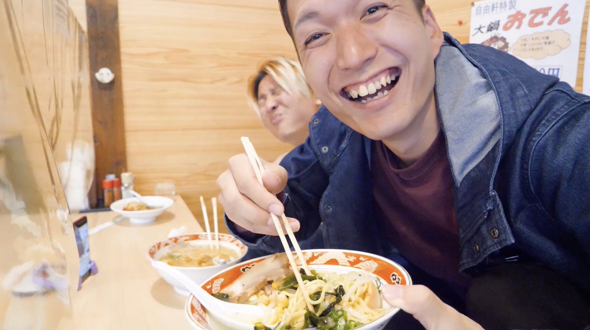 hitoshi_CHAGA's tweet photo. この人ら楽しそうにラーメン食べらっしゃる〜🍜
今日動画あがるので見てね👀✨ https://t.co/PuwKcmWFQn