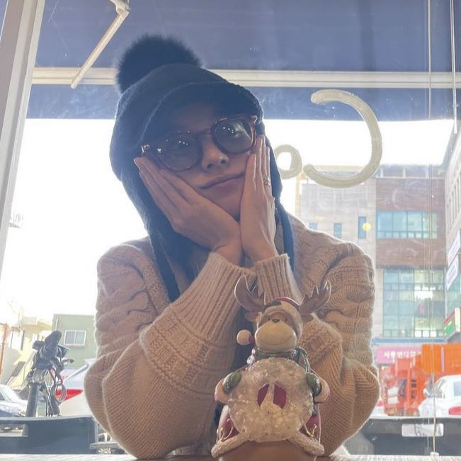 Gladzisthename's tweet photo. Hyo Joo's reindeer remind me of someone who appeared recently.🤭

#JongJoo
Lee Jong Suk | Han Hyo Joo https://t.co/GTdPTzhiDI
