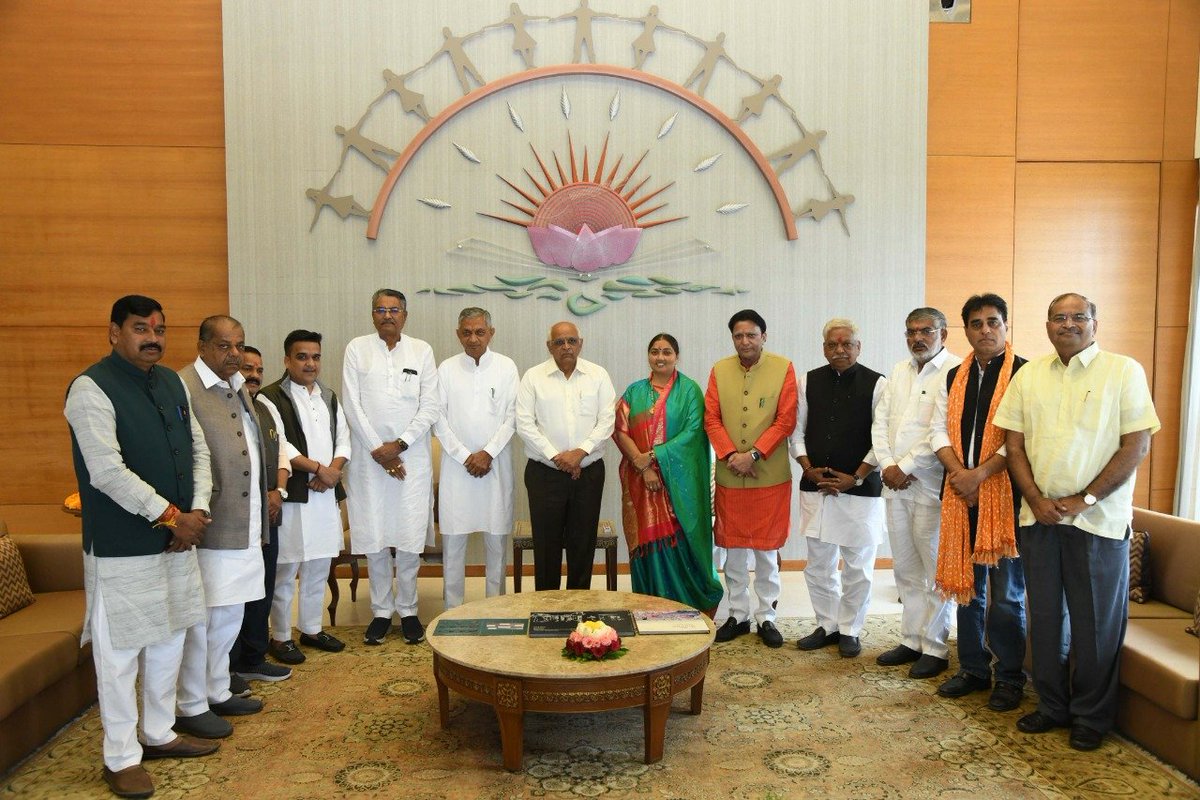 ગાંધીનગરના નવા સચિવાલય સ્થિત મુખ્યમંત્રી કાર્યાલય ખાતે આજથી વિધિવત પદભાર સંભાળ્યો. ગુજરાતના પ્રત્યેક વર્ગના નાગરિકોના કલ્યાણ તથા રાજ્યની ઉત્તરોત્તર પ્રગતિ માટે પ્રભુને પ્રાર્થના કરી તેમજ નવનિયુક્ત સૌ મંત્રીશ્રીઓને શુભેચ્છા પાઠવી.