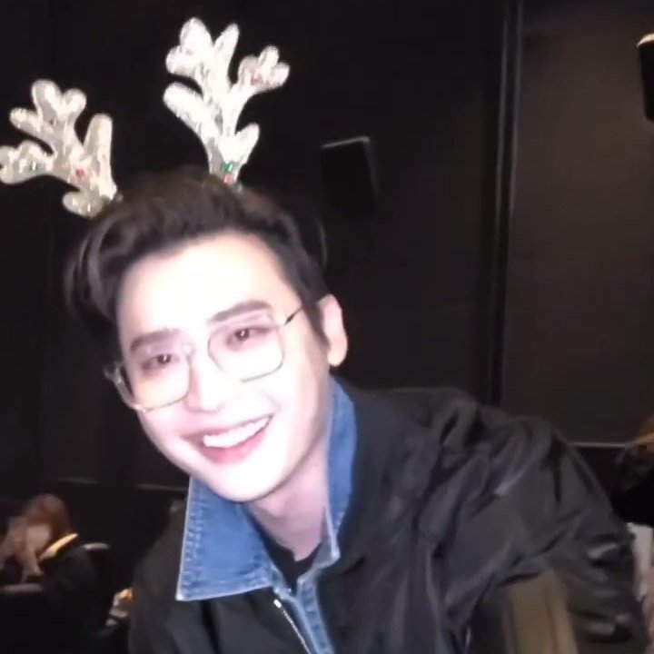 Gladzisthename's tweet photo. Hyo Joo's reindeer remind me of someone who appeared recently.🤭

#JongJoo
Lee Jong Suk | Han Hyo Joo https://t.co/GTdPTzhiDI