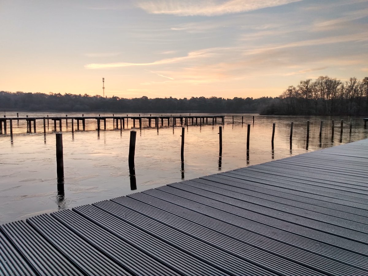 VIJCijsmeester's tweet photo. 2e ijsbericht met de 1e ijsmeting: overal meten we 2 cm. De hele plas ligt dicht, er staat geen wind en er zijn (dus) ook geen windwakken. https://t.co/Noe9nNb2ec