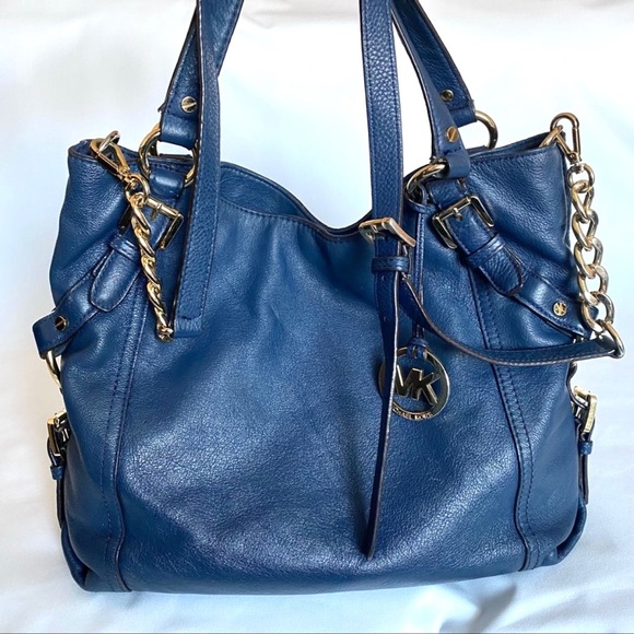 AKMLBMT's tweet photo. So good I had to share! Check out all the items I'm loving on @Poshmarkapp #poshmark #fashion #style #shopmycloset #nintendo #hotmiamistyles #michaelkors: https://t.co/K4s14Vm534 https://t.co/hyvJJriaLr