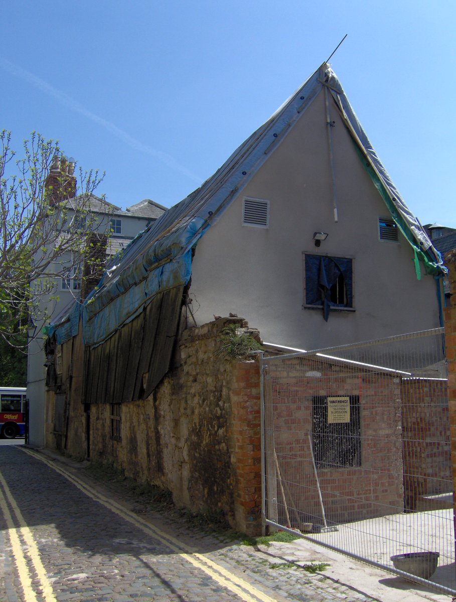 DavidRadford_ox's tweet photo. #Top10digsOxford2022
#7 No 84 St Aldate’s. 
A vulnerable structure covered in tarpaulin for yrs, the rear wing of No 84 was investigated /renovated 2012-21 &amp; this year the rebuilt wing won an @OxfordPresTrust Award &amp; a detailed report was published in the journal Oxoniensia. https://t.co/8I4xkyxaUt