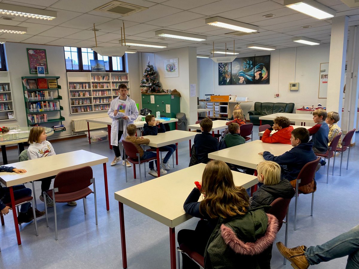 bibmaaseik's tweet photo. Afgelopen kwam #MadScience leuke huis-, tuin- en keukenproeven doen in onze bib.  De kinderen konden leuke proeven doen en leerden bovendien heel wat bij! https://t.co/LgbMSClFQb