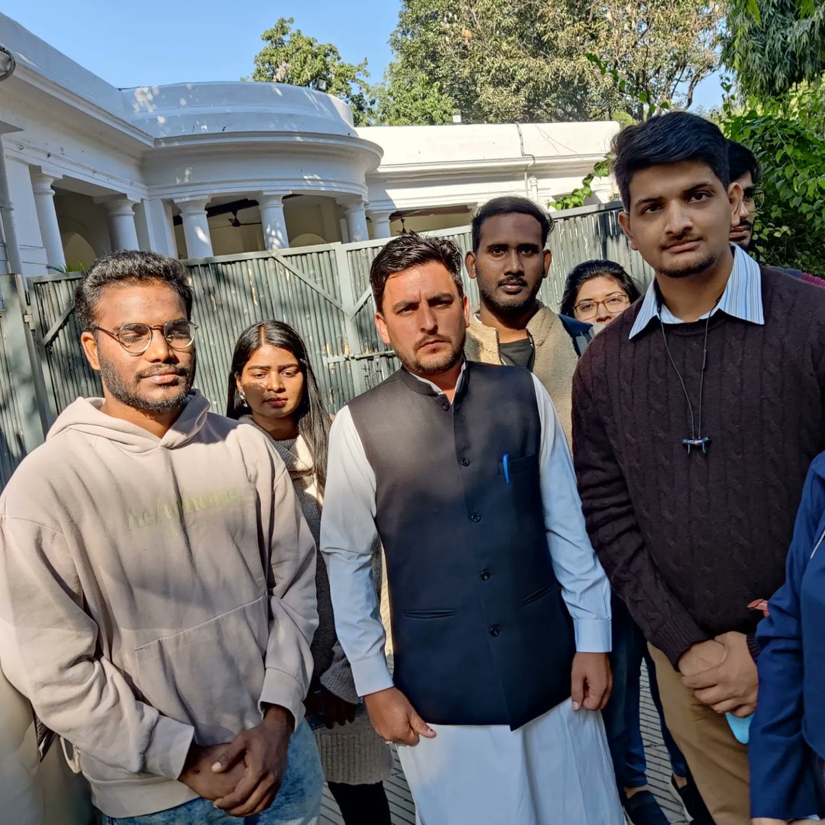 DrMohitNain2's tweet photo. अब अपने लहज़े में नरमी बहुत ज्यादा है
नए वर्ष में नई जंग का इरादा है।।।
मुड़ जाऊ किसी बात से कहकर
कह दिया तो Dr Nain का वादा है।।।
With MBBS Students Struggle
#fmgprotest @PMOIndia
@AyushmanNHA https://t.co/Ud42nKgDKF