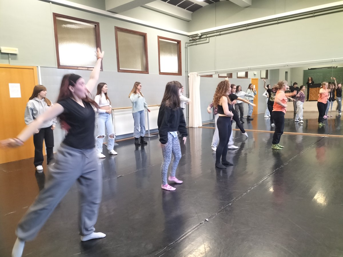 ies5's tweet photo. Los alumnos de 4º de la ESO de la materia optativa de "Artes Escénicas" y los de 1º de Bachillerato de " Literatura Universal" han visitado la Escuela Superior de Artes Escénicas. Han asistido como público invitado a algunas de las clases, como las de Danza e Indumentaria. https://t.co/jFdrW7HuVi