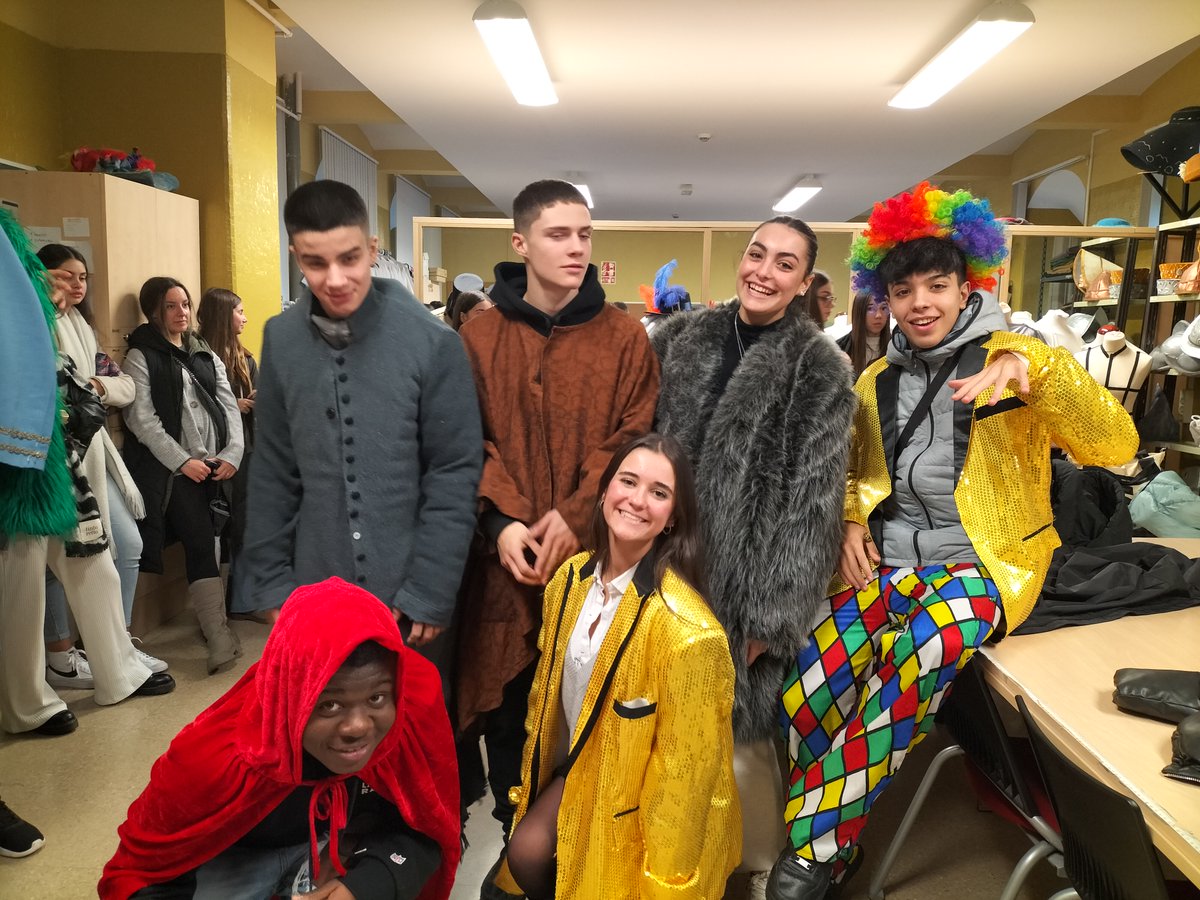 ies5's tweet photo. Los alumnos de 4º de la ESO de la materia optativa de "Artes Escénicas" y los de 1º de Bachillerato de " Literatura Universal" han visitado la Escuela Superior de Artes Escénicas. Han asistido como público invitado a algunas de las clases, como las de Danza e Indumentaria. https://t.co/jFdrW7HuVi