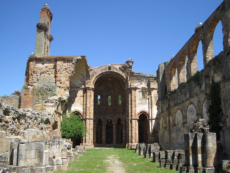 La localidad zamorana de #GranjadeMoreruela es un verdadero cruce de #caminosdeSantiago: es atravesada por la #VíadelaPlata, y es el inicio del #CaminoMozárabeSanabrés. Destaca el monasterio de Santa María de Moreruela, joya del arte cisterciense.

#Xacobeo #peregrinos #pilgrims