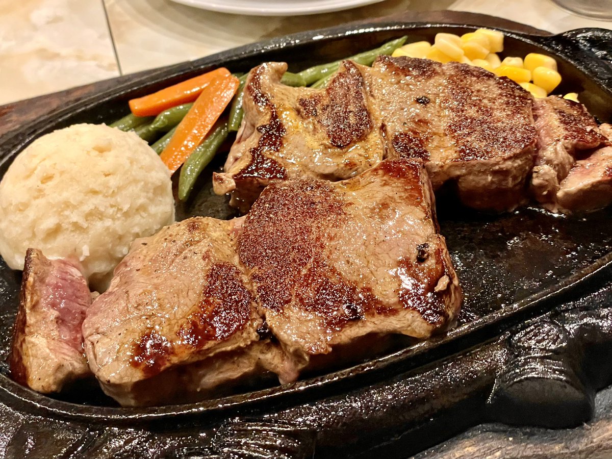 そして恩納まで戻って来て、憧れのステーキハウス88です
やー、沖縄来ると一度は気になるとこなんですが、ホテル周辺にないんすよね_(:3」z)_
焼きたてより少し経ったくらいにちょうど焼き加減になる感じ
テンダーロインのお肉は、割とそのままイケるので個人的に塩胡椒ガーリックが好み 