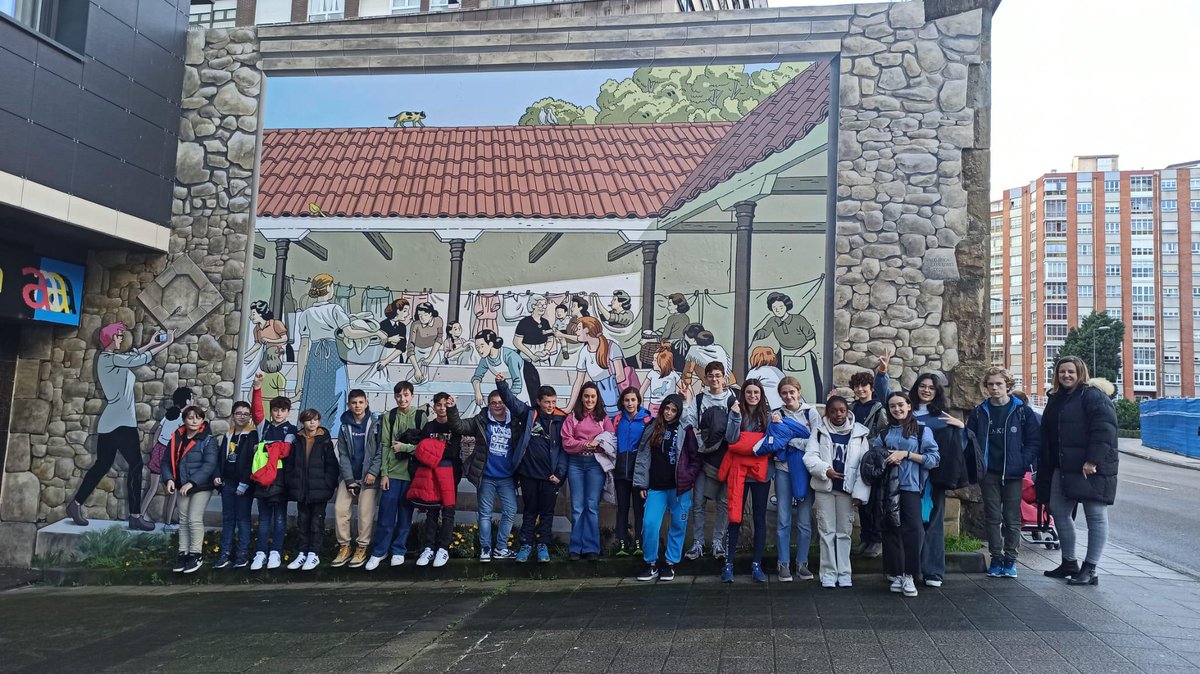 ies5's tweet photo. El alumnado de 1°ESO junto con el profesorado de Plástica y Lengua castellana y literatura ha visitado la Sala del Cómic del Ayuntamiento de Avilés con la exposición de Paco Roca "Dibujante ambulante", el lavadero de González Abarca y el mural del artista. https://t.co/fm0jHEwX9v