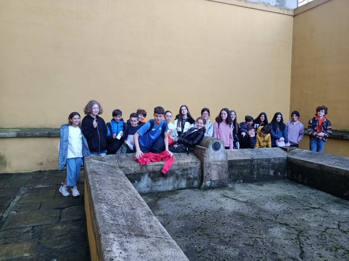 ies5's tweet photo. El alumnado de 1°ESO junto con el profesorado de Plástica y Lengua castellana y literatura ha visitado la Sala del Cómic del Ayuntamiento de Avilés con la exposición de Paco Roca "Dibujante ambulante", el lavadero de González Abarca y el mural del artista. https://t.co/fm0jHEwX9v